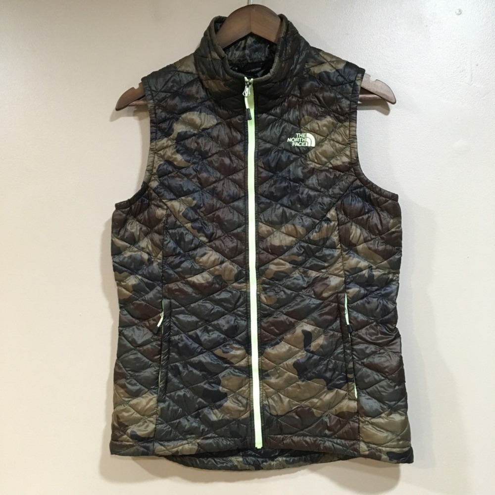 The North Face Camo Quilted Thermoball Vest Womens M Eco Insulated Layering Hike